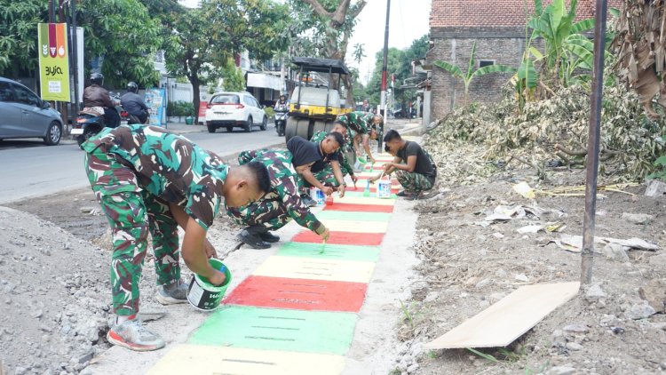 Satgas TMMD Kodim 0735/Surakarta dan Warga Karangasem Kompak Cat Lis Jalan & Perbaiki Saluran Air
