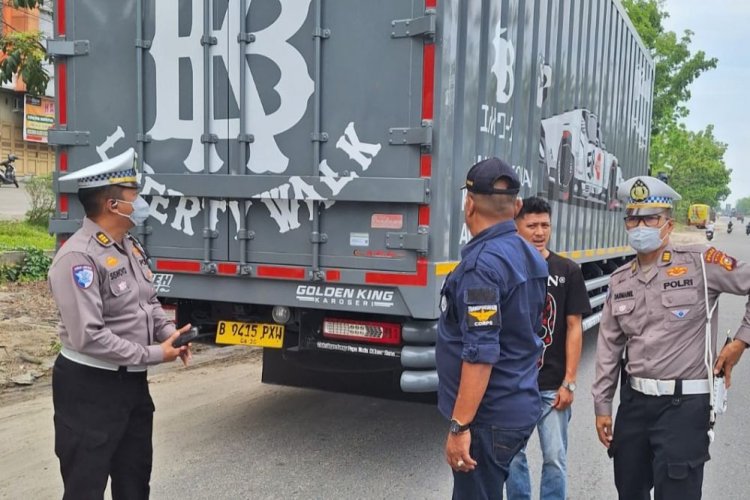 Dishub Pekanbaru Tertibkan Truk ODOL, 30 Kendaraan Ditilang di Bundaran Tugu Songket
