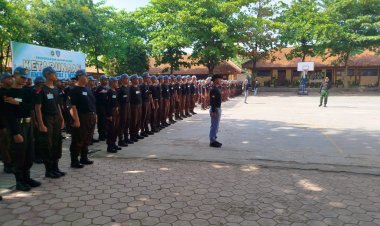 Babinsa Latih Siswa SMK Tata Upacara dan Disiplin
