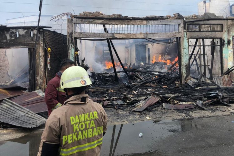 Kebakaran Jalan Pepaya Pekanbaru Hanguskan Rumah dan Enam Kios