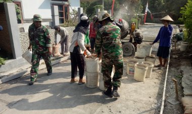 Babinsa Sragen Ikut Pengecoran Jalan Desa Poleng, Dorong Pembangunan dan Gotong Royong