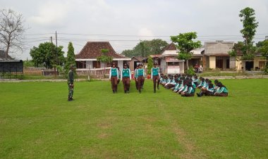 Koramil Miri Latih Tata Upacara Siswa SMKN I Miri