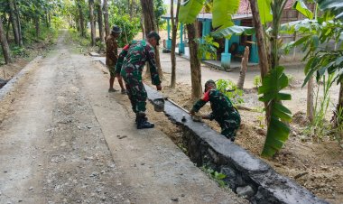 Babinsa Bangun Talud 300 Meter, Perkuat Infrastruktur Desa Ngrombo