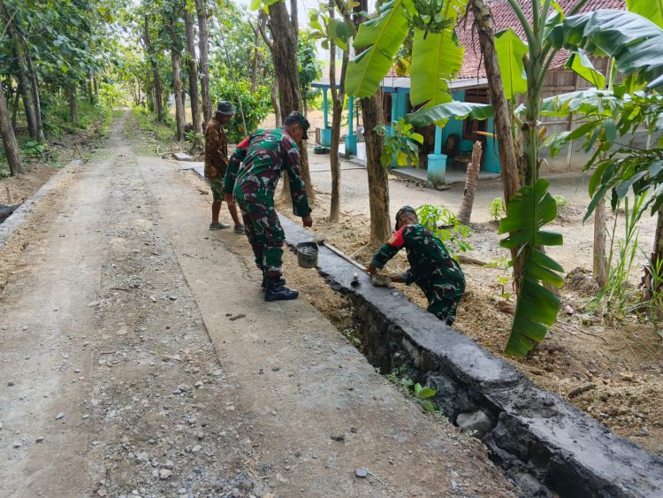 Babinsa Bangun Talud 300 Meter, Perkuat Infrastruktur Desa Ngrombo