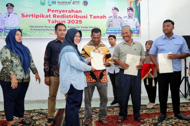 Siak Serahkan 1.050 Sertifikat TORA untuk Petani Kecil