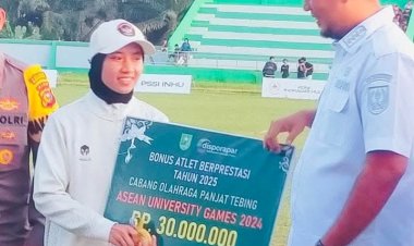 Bupati Inhu Beri Bonus Rp30 Juta untuk Puji Lestari Peraih Emas SEA Games 2025