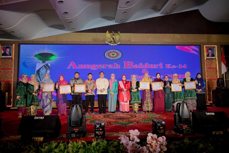 Kasmarni Terima Anugerah Baiduri XIV atas Kiprah Pemberdayaan Perempuan