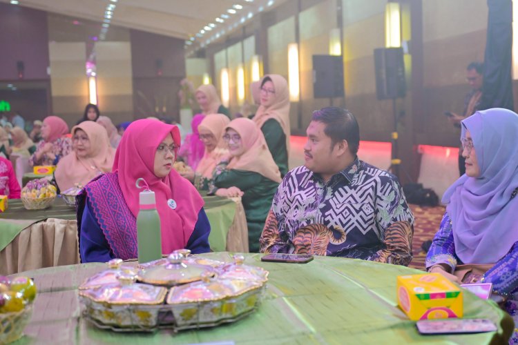 Kasmarni Terima Anugerah Baiduri XIV atas Kiprah Pemberdayaan Perempuan