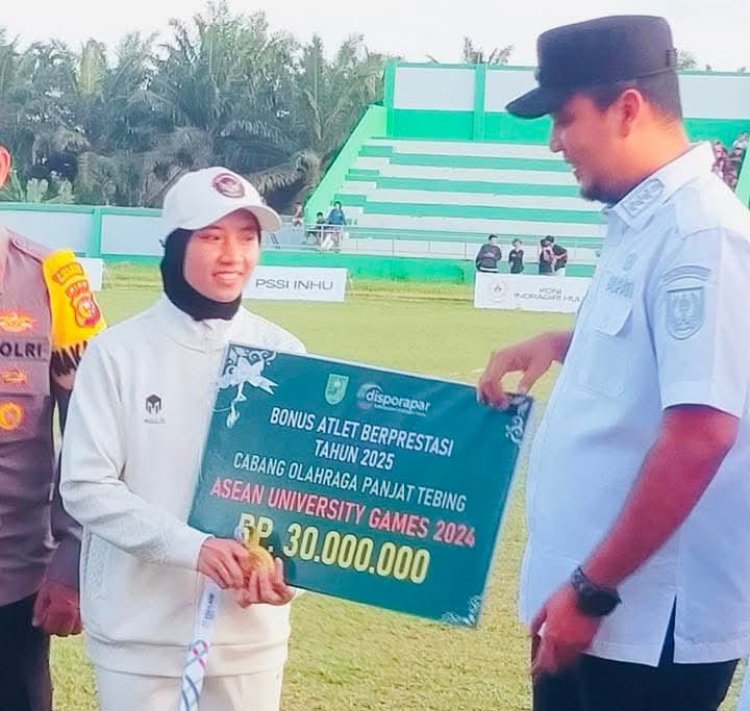 Bupati Inhu Beri Bonus Rp30 Juta untuk Puji Lestari Peraih Emas SEA Games 2025