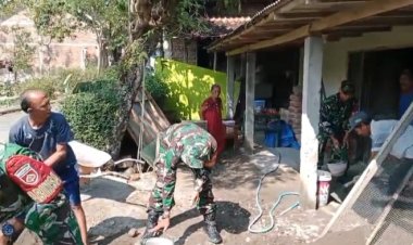 Babinsa dan Warga Renovasi Rumah Tidak Layak Huni di Sragen