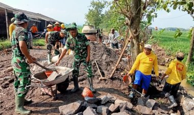 Babinsa dan Warga Cor Jalan Antar Desa di Sragen, Akses Lancar Ekonomi Meningkat