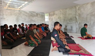 Satgas TMMD ke-128 Kodim 1801/Manokwari Sholat Jumat Bersama Warga