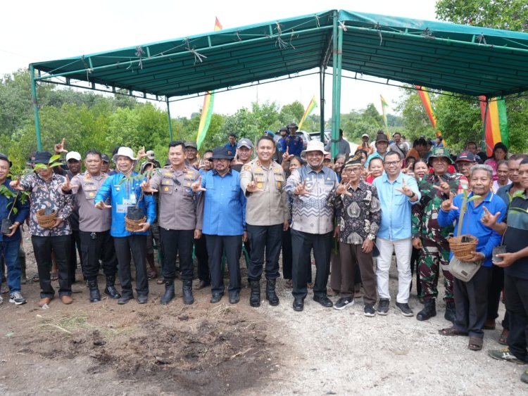 Polres Siak Tanam 7.000 Mangrove Cegah Abrasi Pesisir.