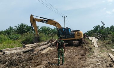 Jaga Kelancaran Pasokan Material, Satgas TMMD Ke-129 Kodim 0313/KPR Terus kerjakan Perbaikan Jembatan Penyeberangan Sementara   