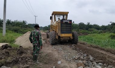 Fokus pada Kualitas Jalan Sasaran TMMD Ke-129, Satgas Kodim 0313/KPR Kerahkan 7 Unit Dump Truck Ratakan Batu Pecah