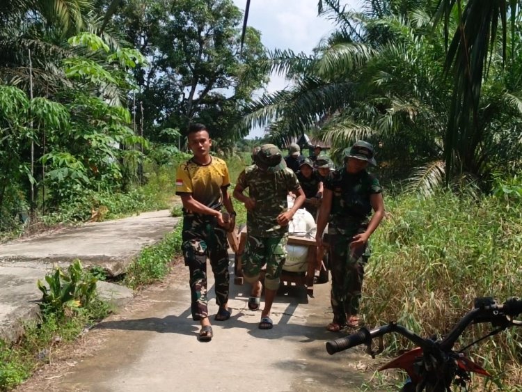 Telusuri Jalan 1,5 Kilometer Dengan Gerobak Sorong, Satgas TMMD Kodim 0313/KPR Langsir Material Rumah Ibu Diasan