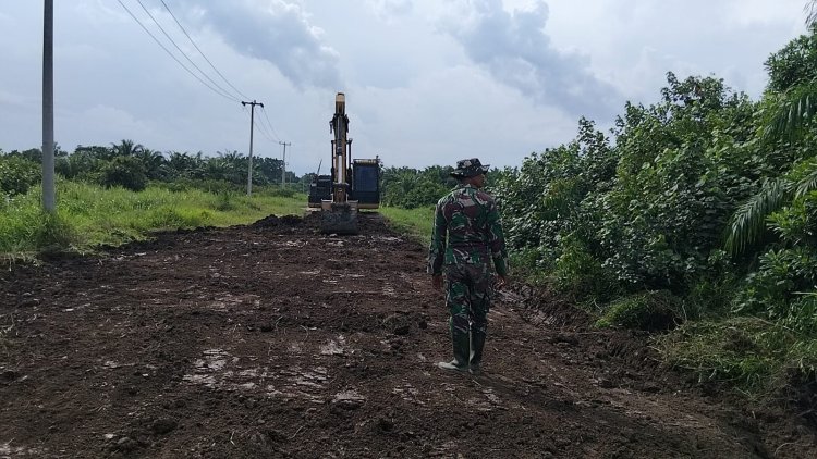 Satgas TMMD Ke-129 Kodim 0313/KPR Timbun Jalan Berlubang Sepanjang 230 Meter Di Pangkalan Terap
