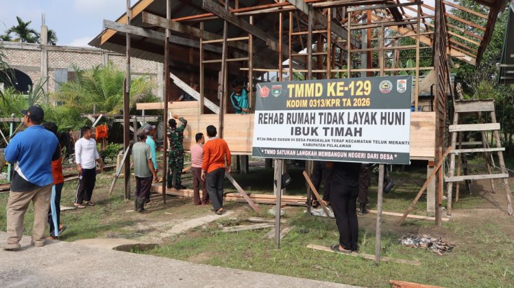 Wujud Kemanunggalan : Satgas TMMD Ke-129 dan Warga Bahu-Membahu Bedah Rumah Ibu Timah
