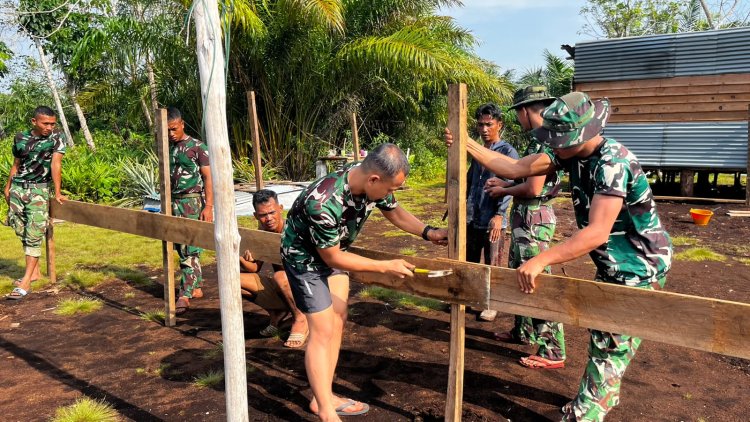 Begeser ke Dusun II Parit Baru, Satgas TMMD Ke-129 Kodim 0313/KPR Mulai Pengerjaan RTLH Bapak Zaini